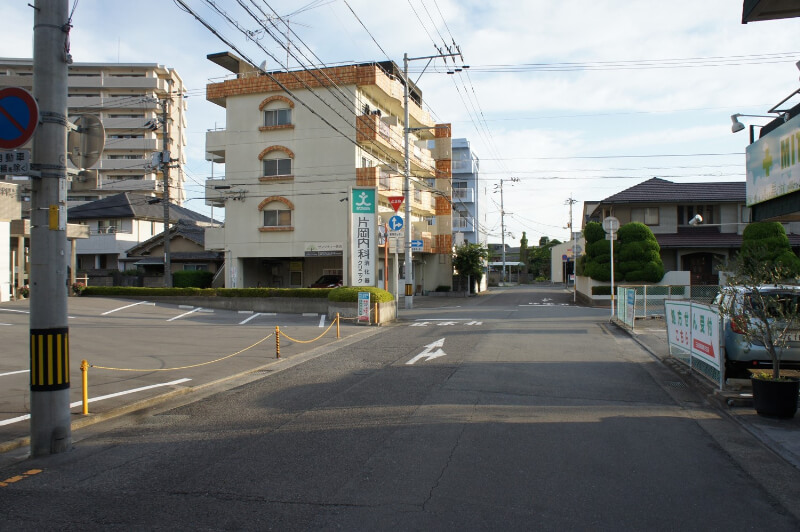 １００ｍ直進すると左手に見えてきます