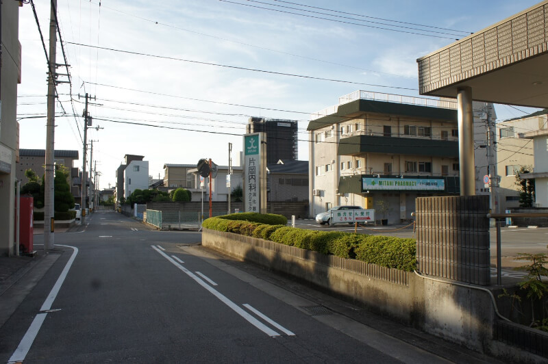 １００ｍ直進すると右手に見えてきます